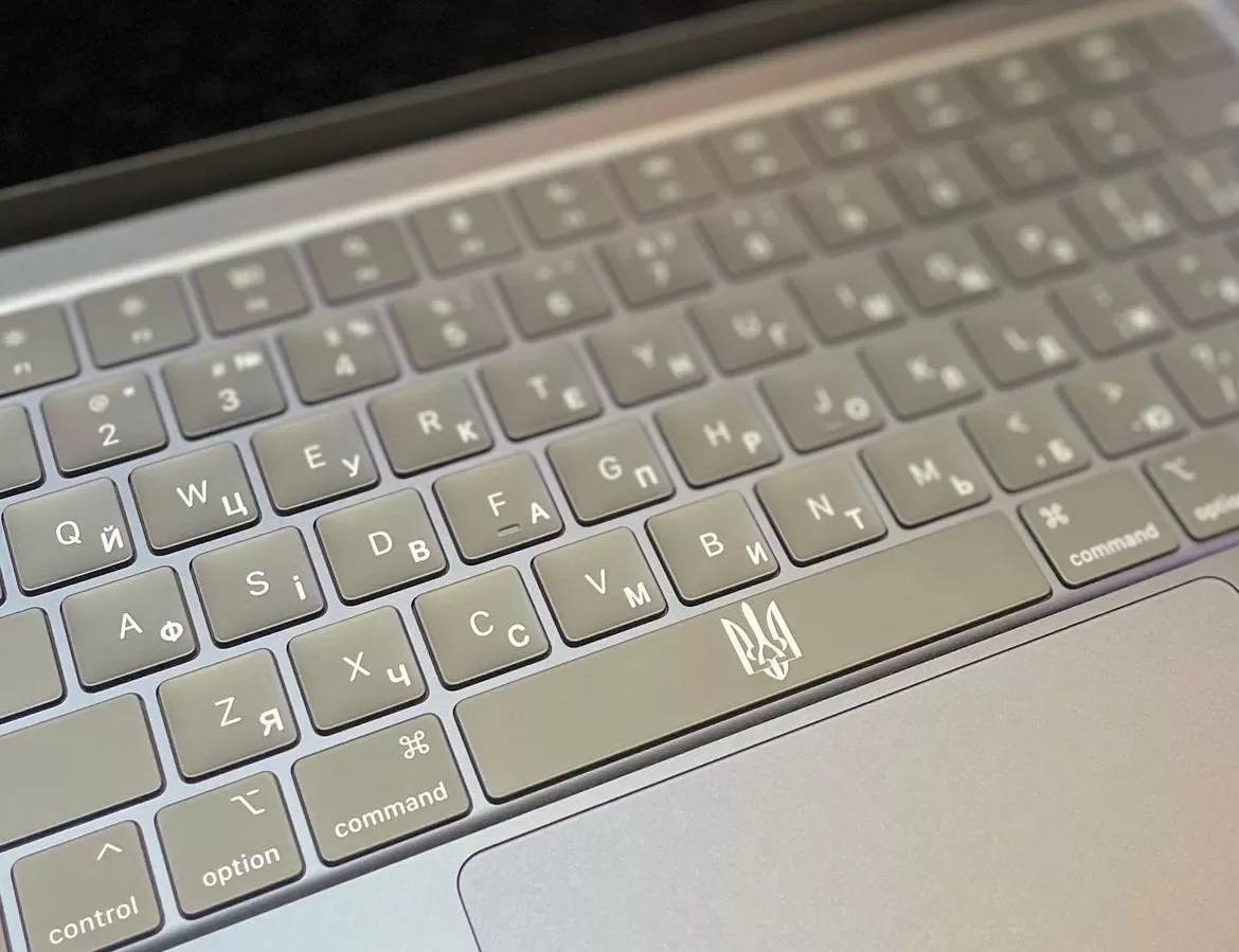 лазерна гравіровка клавіатури Macbook